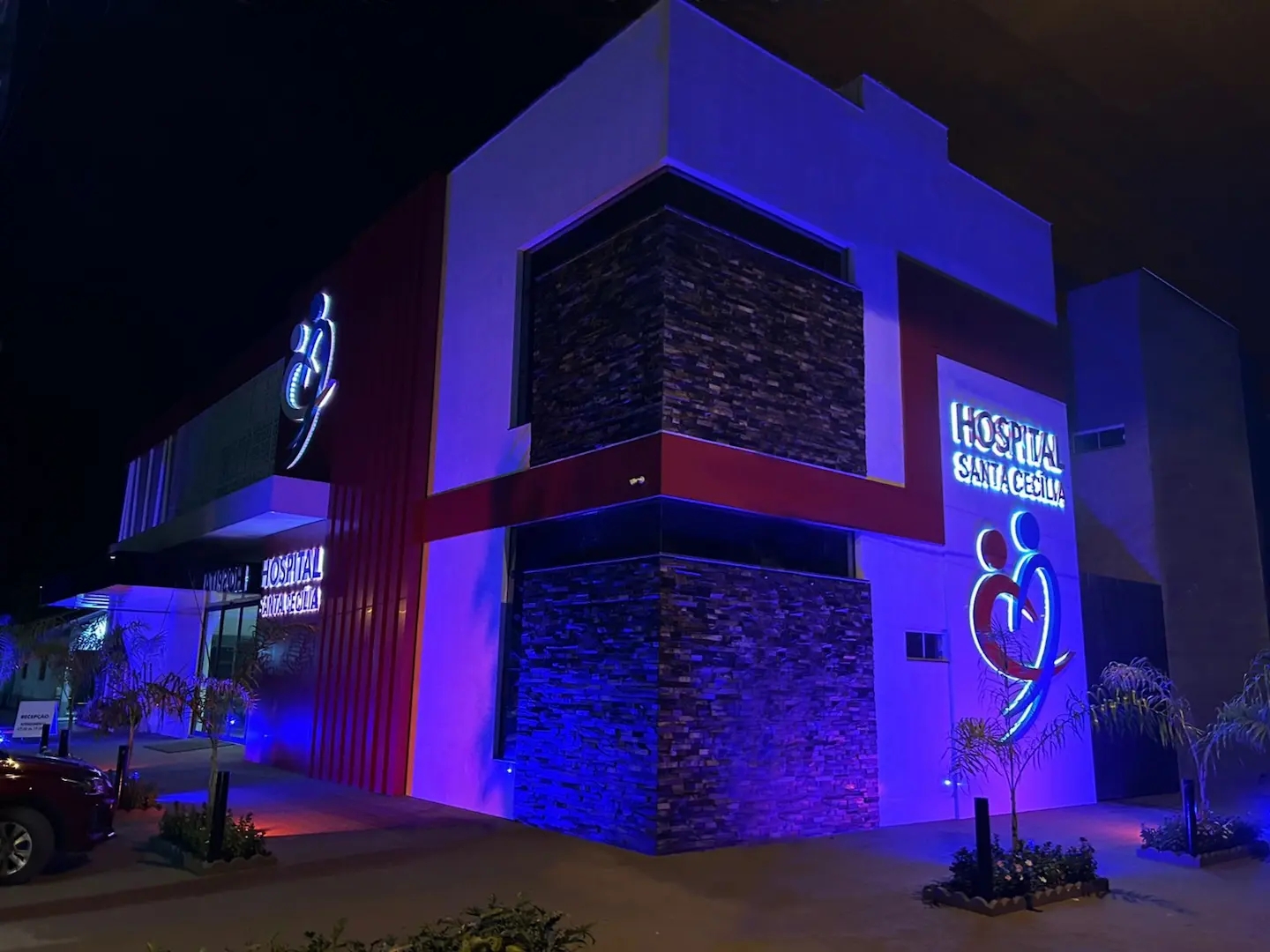 Foto da fachada noturna do Hospital Santa Cecília localizado em Espigão d'Oeste