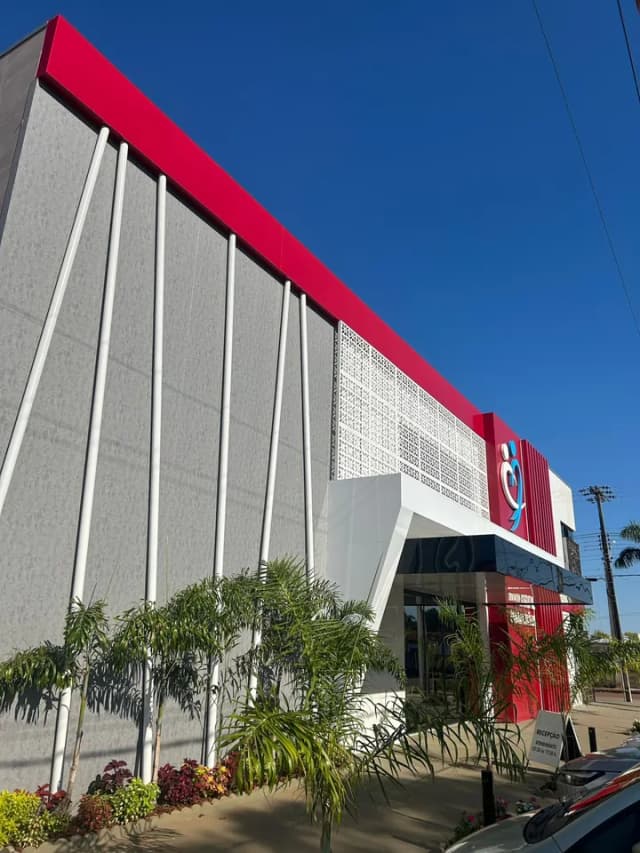 Foto da fachada do Hospital Santa Cecília localizado em Espigão d'Oeste
